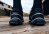 Zbliżenie na buty do biegania na drewnianym moście podczas treningu